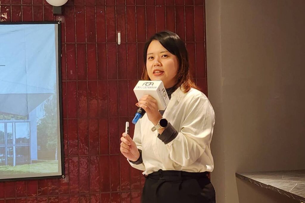 ▲畫廊協會行銷總監陳怡文以簡報陳述新的一年協會具體推動的事項，帶給與會者新的導引。（記者 辛澎祥/攝）