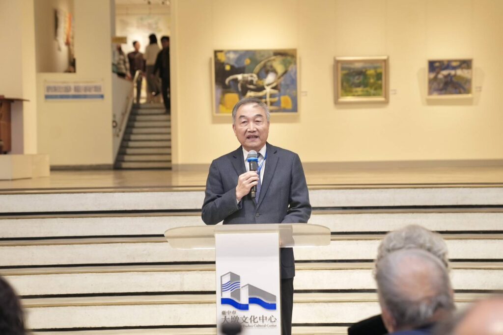 ▲臺中市政府文化局副局長黃國榮，從紀念陳銀輝老師的展出中，看到一位偉大藝術家擁抱藝術生命的熱情。（圖/臺中市文化局 提供）