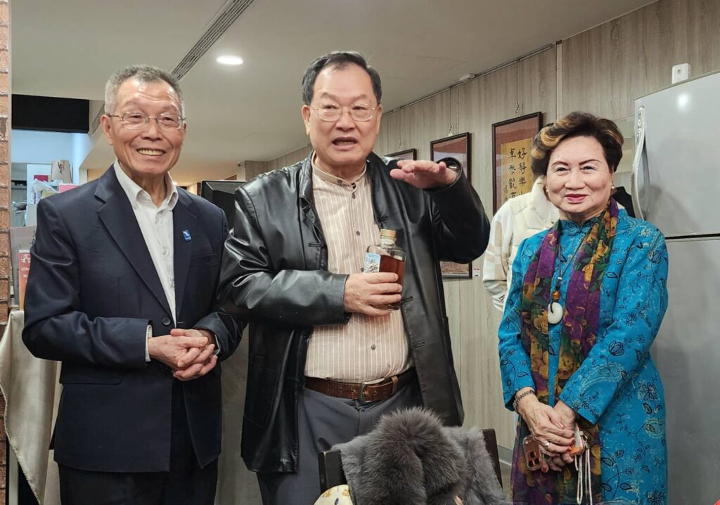 ▲水墨畫家蔡俊章（中）出席楊靜江書畫展開幕式，以自身經驗說明酒品與藝術結合的優勢與利基，左為賀木堂藝廊董事長蔡木霖，右為展出藝術家楊靜江。（記者 詹佳綺/攝）