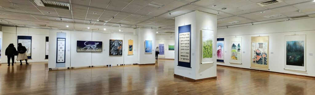 ▲圖上下：張進勇當代書畫藝術學會聯展的展場寬敞，展出作品質量兼俱，開啟了觀者新的視野，參展創作者的主題畫境融合了心境的提昇，讓人印象深刻。（記者 詹佳綺/攝）