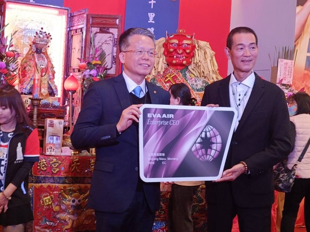 ▲北港朝天宮董事長蔡咏鍀（右）與長榮航空總經理孫嘉明兩大主辦單位，合力推動媽祖同行的感動之旅活動。（記者 辛澎祥/攝）