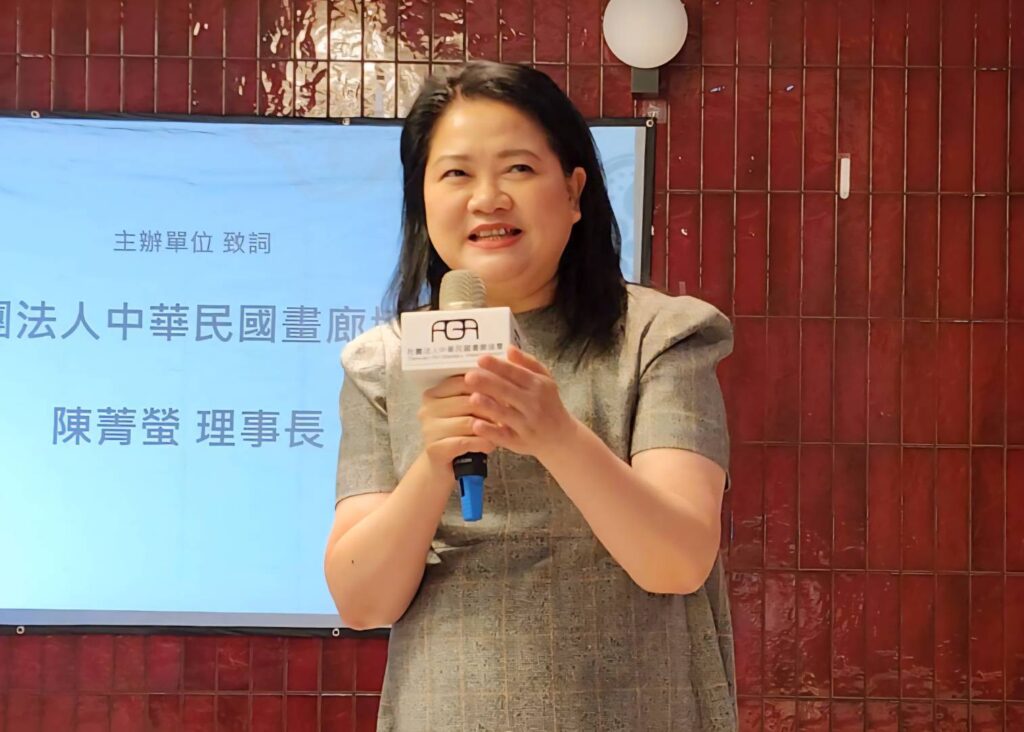 ▲中華民國畫廊協會理事長陳菁螢說明2026年協會的戰略目標與策略推行的設計方案。（記者 辛澎祥/攝）