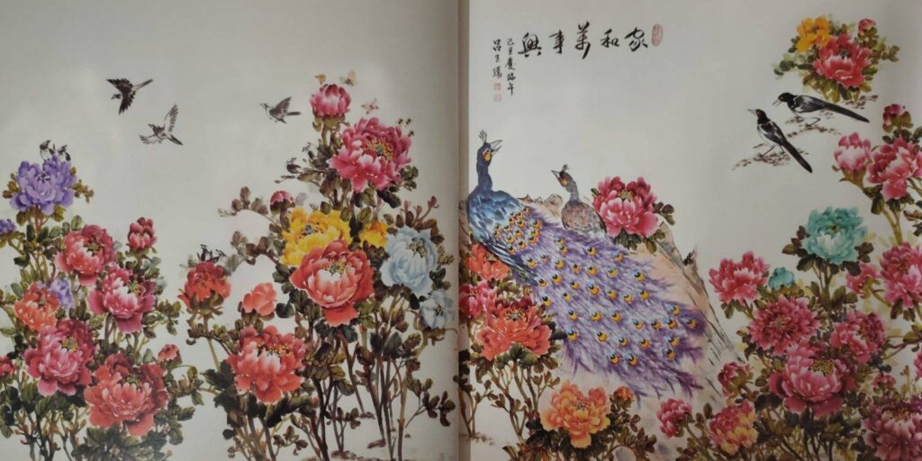 ▲呂玉環老師的水墨底韻，讓色彩與筆觸，在細膩揮灑中真情流露，極具質感與品味。（記者 詹佳綺/攝）