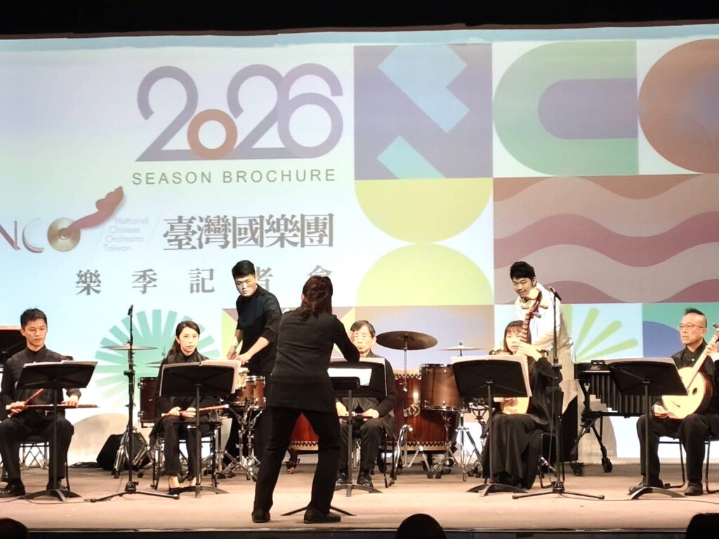 NCO首席客席指揮許瀞心領軍演出《津津有味》精彩片段，後方站立者為2025打擊新秀選拔優勝者顏挺（左）譚楷勳（右）。（記者 陳安婷/攝）