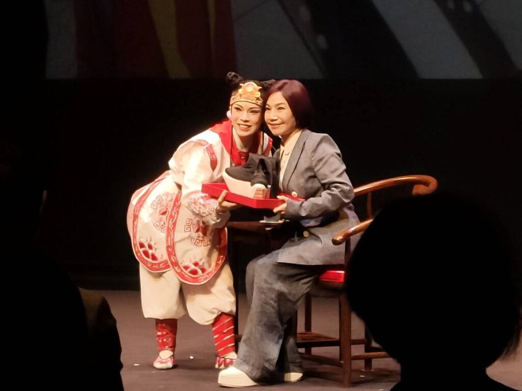 唐美雲歌仔戲團團長唐美雲（右）將「厚底」贈給習藝生吳宜蓁，寓意深遠。（記者 陳安婷/攝）