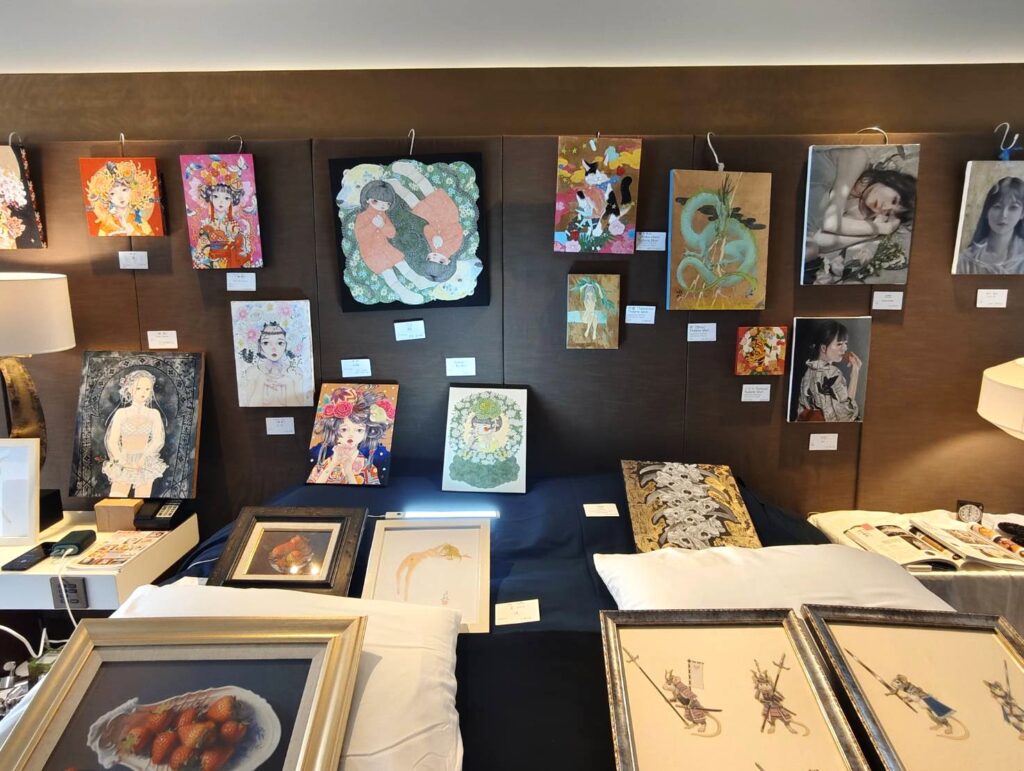 來自日本的藝術家帶來可愛的小品，吸引女性觀眾的注目。（記者 陳安婷/攝）