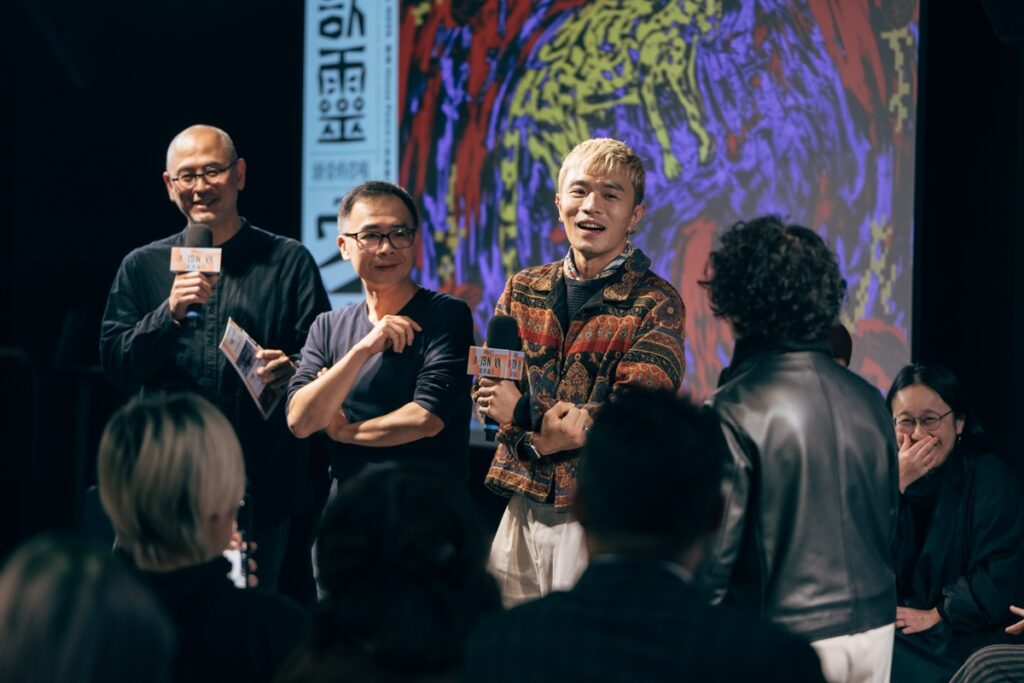 《獸靈之詩：頭骨的召喚》共同製作人吳伯山（右）與藝術顧問王柏偉（左）介紹作品如何透過科技，帶領觀眾進入神祕的獸靈奇幻世界。©臺中國家歌劇院，攝影：林軒朗