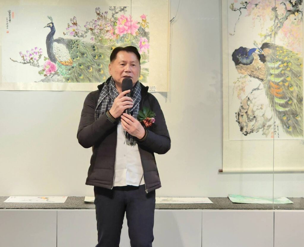 ▲紫蓮慈善事業基金會董事長李溪泉,認為梁瑞琴老師把最美的禽鳥動物畫在紙上,讓大家觀賞之餘猶生感恩之情,梁瑞琴老師的超群畫技更加讓人感動。(記者 詹佳綺/攝)