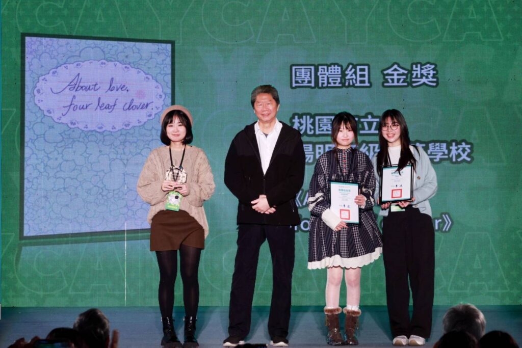 ▲漫畫家敖幼祥（左二）與得獎者合影。（圖/文化部 提供）