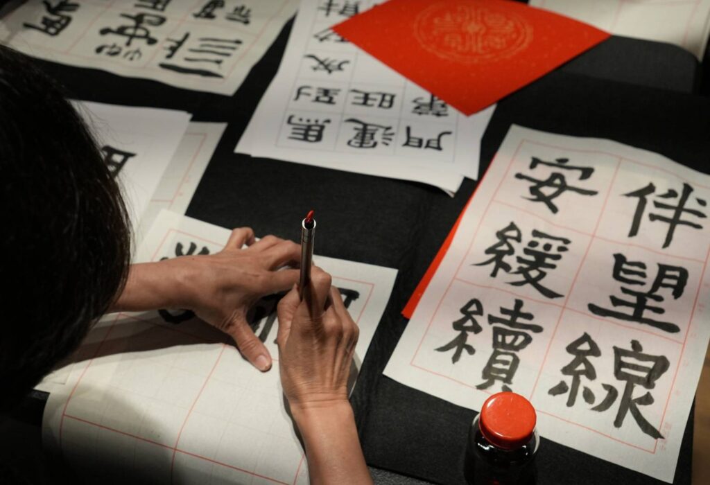 ▲撰寫書法，提昇身心，讓文字活動陪伴書寫穩定心情。（圖/臺文館 提供）