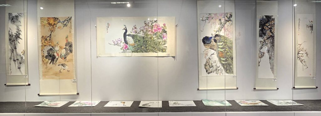 ▲梁瑞琴個展所展出以孔雀為主題的作品,在花鳥與翠竹的交錯對應下,更顯華貴的觀賞眼界。(記者 詹佳綺/攝)