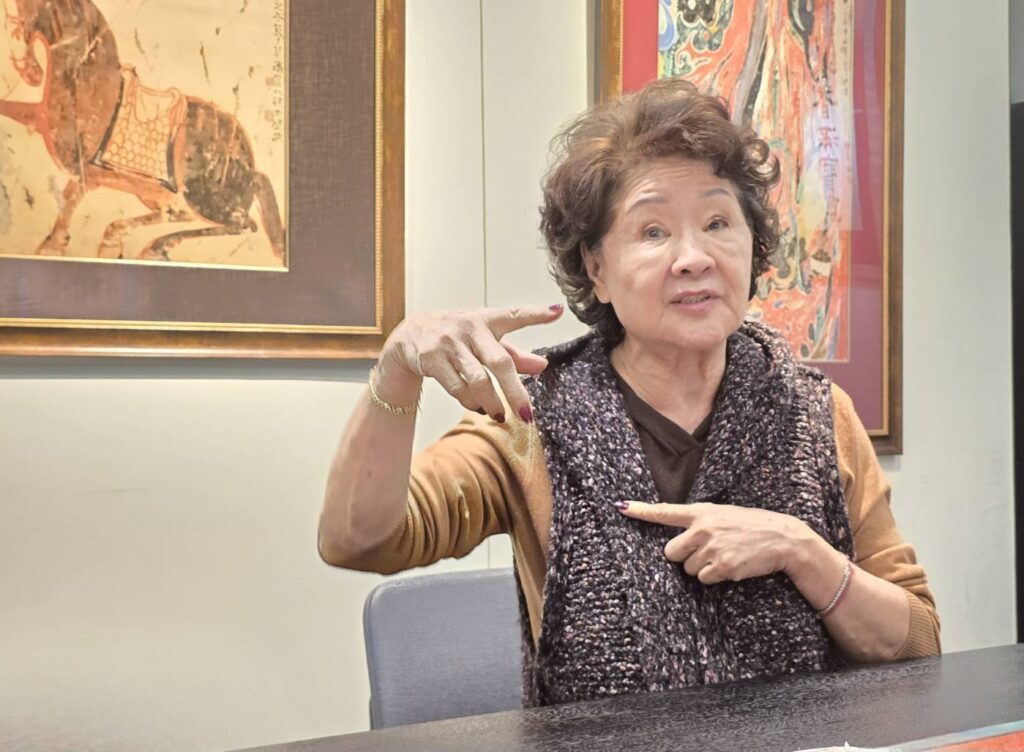 ▲胡克敏紀念館館長李中華策畫此檔「還我本處」師徒暨父女聯展，對於胡克敏老師的畫作將返回老家江蘇武進紀念巡迴展，說明了其正面的影響與意義。（記者 詹佳綺/攝）