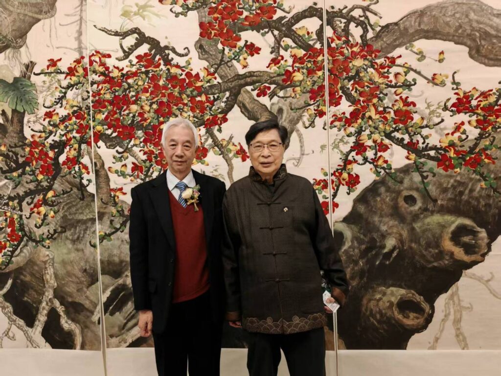 ▲香港漢榮書局董事長石漢基(左)與司徒乃鍾有多年公私情誼,特別在畫展開幕式上前來道賀,兩人並合影留念。(圖/石漢基 提供)