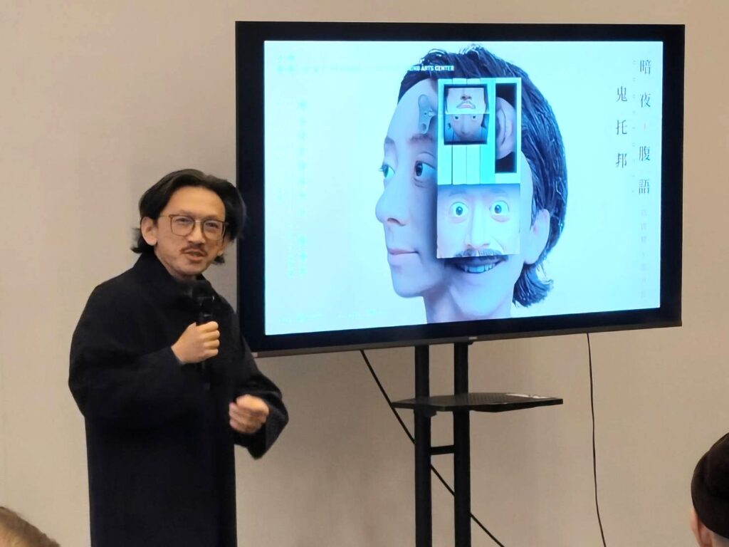 窮劇場藝術總監高俊耀介紹《暗夜．腹語．鬼托邦》。（記者 陳安婷/攝）