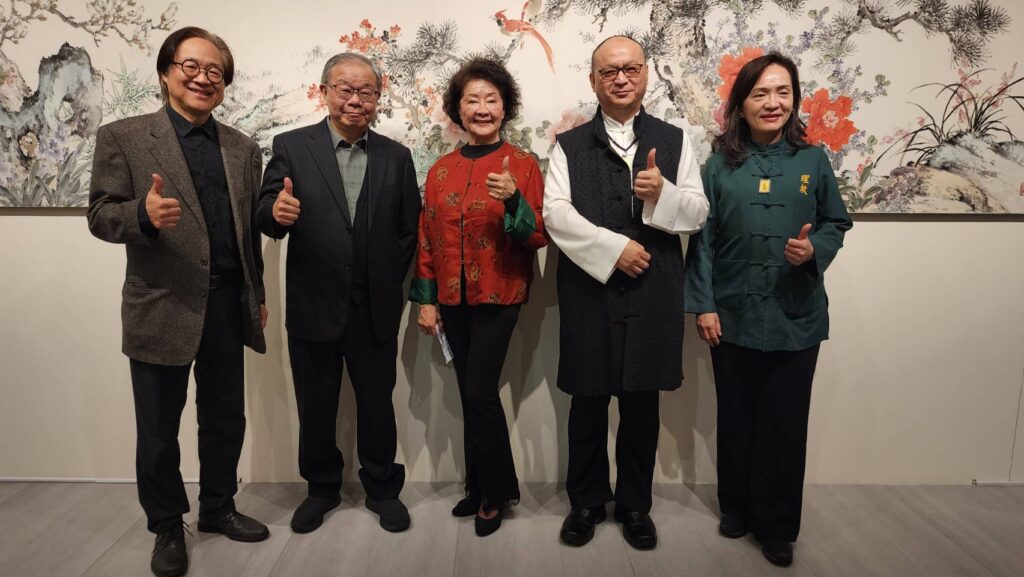 ▲展覽開幕式後，李中華館長（中）與多位貴賓開心合影留念。（記者 辛澎祥/攝）