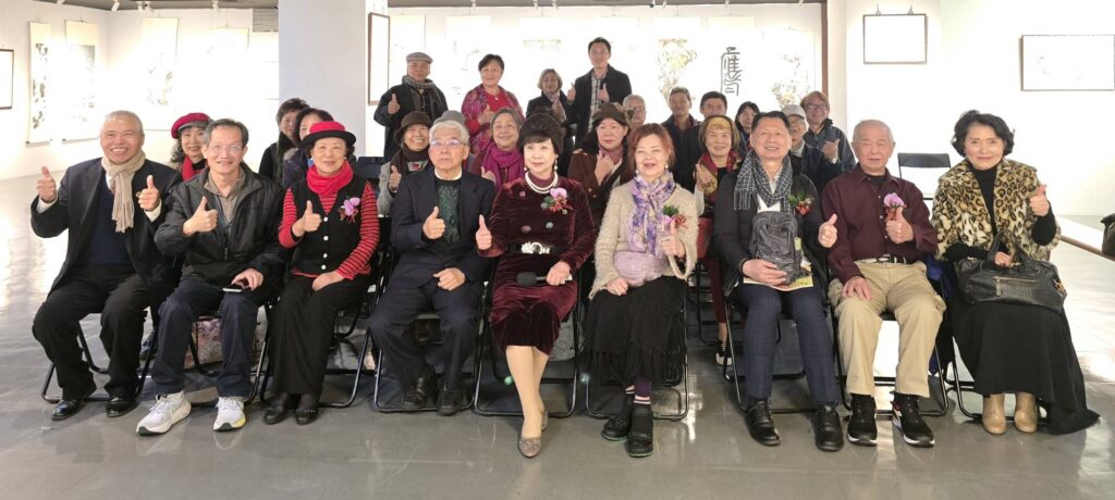 ▲出席開幕式的貴賓與藝文界人士以大合照合影,並見證歷史,氣氛融洽。(記者 詹佳綺/攝)