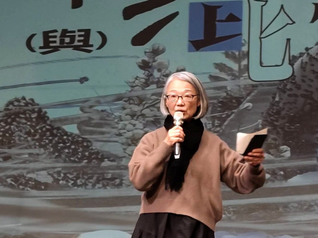 策展人紀慧玲說明今年的策展核心,是對台灣戲曲藝術的重修。(記者 陳安婷/攝)