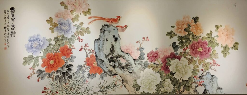 ▲胡克敏的水墨畫作，呈現文人畫的寬闊胸懷，在筆觸與色彩的圓融對應中，帶給觀者富貴喜氣的閒逸，令人精氣神為之提昇。（記者 詹佳綺/攝）