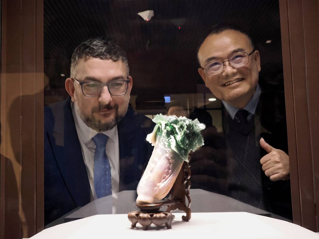 ▲故宮院長蕭宗煌（右）與捷客國家博物館館長盧卡其，凝視著國寶翠玉白菜，滿心歡喜。（圖/故宮 提供）