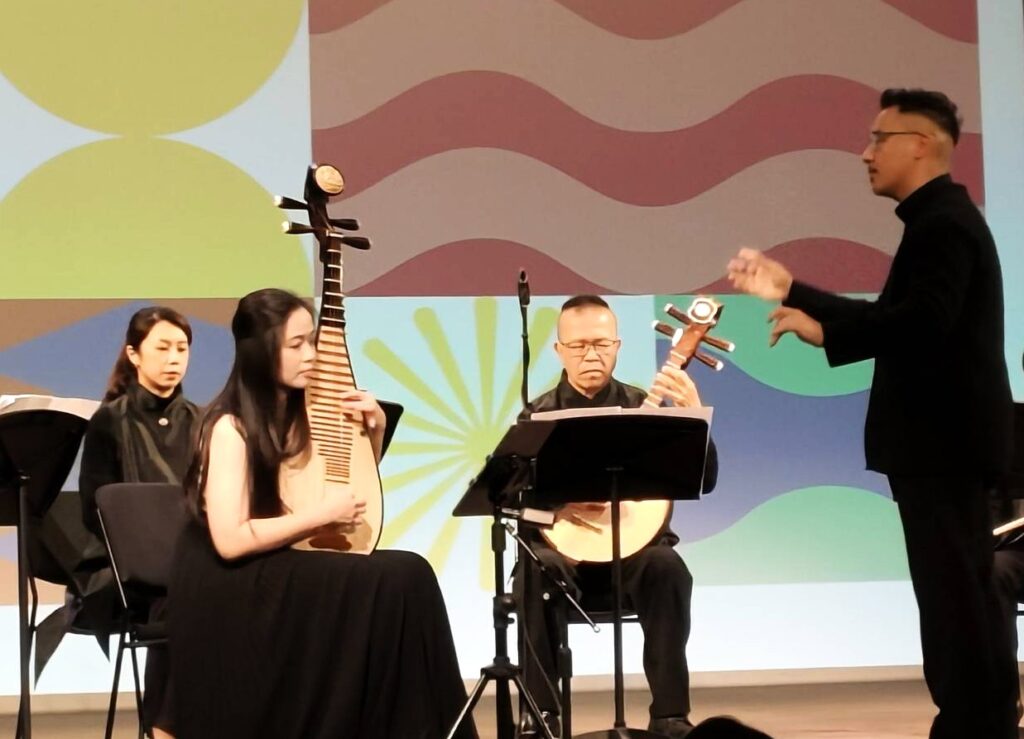 樂團副首席王乙曲演出《對雪》精彩片段，右為國樂團副指揮的周聖文。（記者 陳安婷/攝）