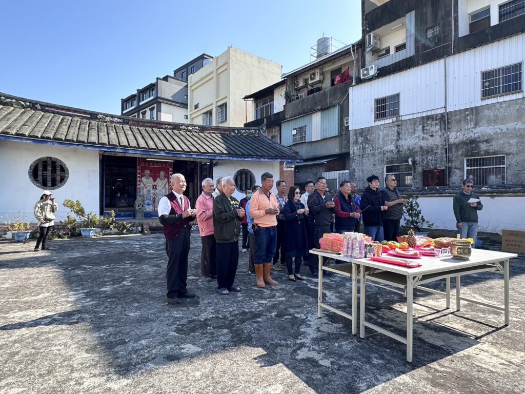 ▲南投縣縣定古蹟修繕工程，與會主其事者開工祈福，並順祝工程順利推行。（南投縣文化局 提供）