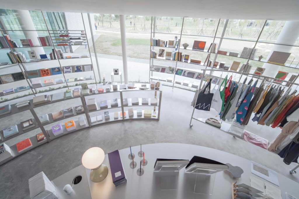 朋丁透過主題選書、出版品展示，呈現特定的藝術主題氛圍。攝影師：林佑任