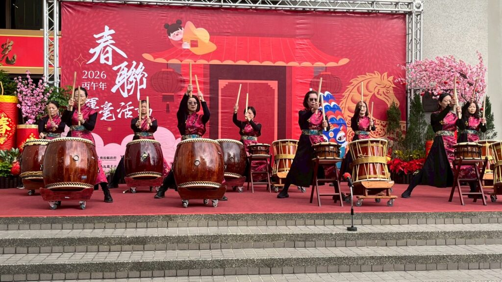 ▲揮毫活動開筆前由南投天籟鼓韻太鼓團開場演出，聲聲打動人心。（圖/南投文化局 提供）