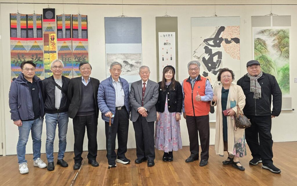 ▲張進勇當代書畫藝術學會聯展，重要且知名的貴賓與書畫界領導人齊聚一堂，讓展場充滿豐足人氣。右四為學會策展人楊企霞教授（記者 詹佳綺/攝）