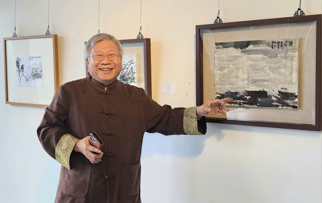 ▲臺東都蘭山畫院院長林永發教授指出，水墨畫的色彩有濃淡、強弱、黑白與虛實的特質，透過筆墨讓山海天地找到定位，提昇觀者心境。（記者 詹佳綺/攝）