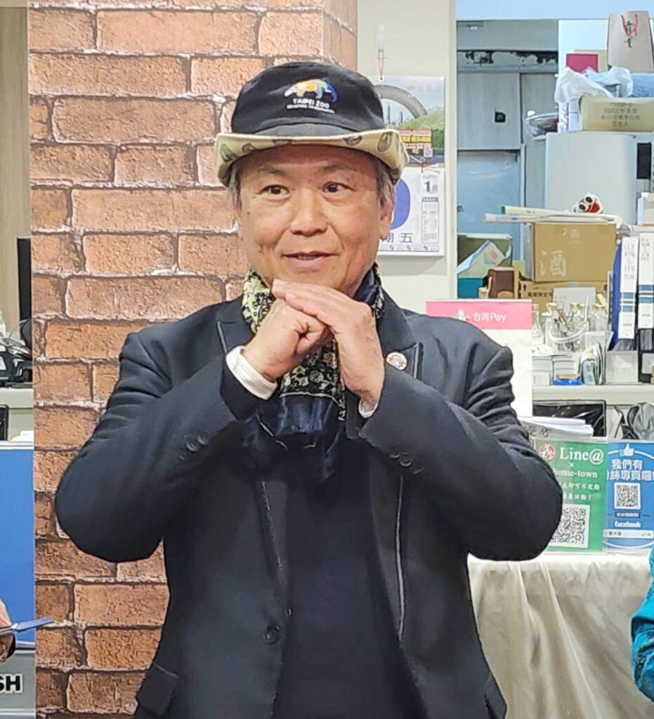 ▲臺北市南菁書法學會理事長葉傑生特別代表動物們向展出藝術家楊靜江及與會書畫界貴賓道賀致意，並祝福大家馬年行大運，馬到成功。（記者 詹佳綺/攝）