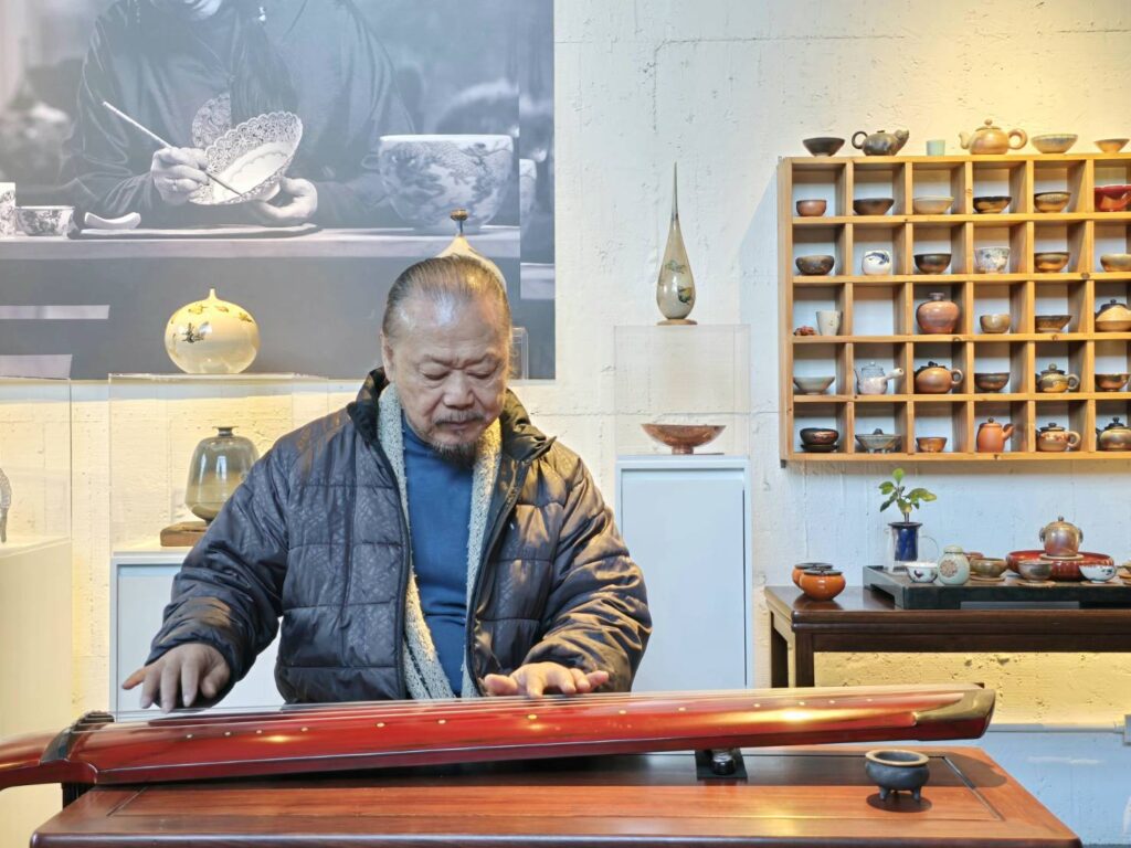 ▲製作古琴又能專業彈奏的李存仁老師,在藝術的境界展現自我,呈現深廣度的技藝表現,可謂藝術家修為的典範。(記者 詹佳綺/攝)