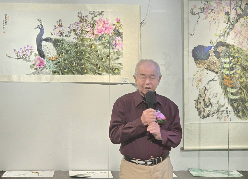 ▲梁瑞琴的老師盧東平,特別出席開幕式並向梁瑞琴道賀,對於這次展出孔雀家族的主題系列,他認為畫境之美足謂世界之最。(記者 詹佳綺/攝)