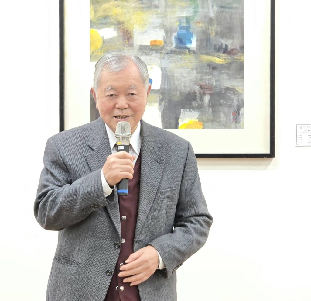 ▲臺藝大名譽教授蘇峰男致詞時表達對新的一年的第一天就欣賞到這麽精彩的書畫作品而感到十分開心，也敬佩楊企霞教授的豐沛人脈與號召力。（記者 詹佳綺/攝）