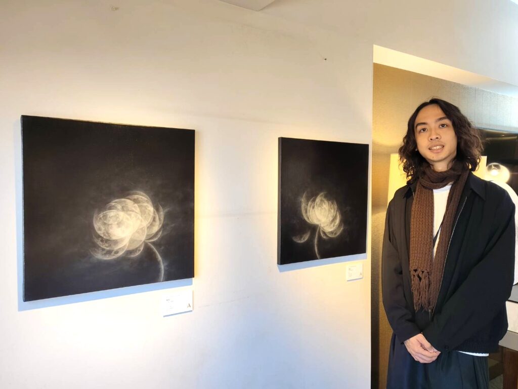 在〈靜夜〉這系列的作品中，我以不同的月相組成花的形態，因為我認為生命如月如花，月亮在夜空中徐徐升起，然後默默地消失，但它的循環永不停息，正如生命生生不息的循環一樣，芸芸眾生來到世上，如花般短暫地綻放，然後在靜夜中默默凋謝，生命轉瞬即逝，但或許正因如此，才讓生命有著脆弱而珍貴的美麗。