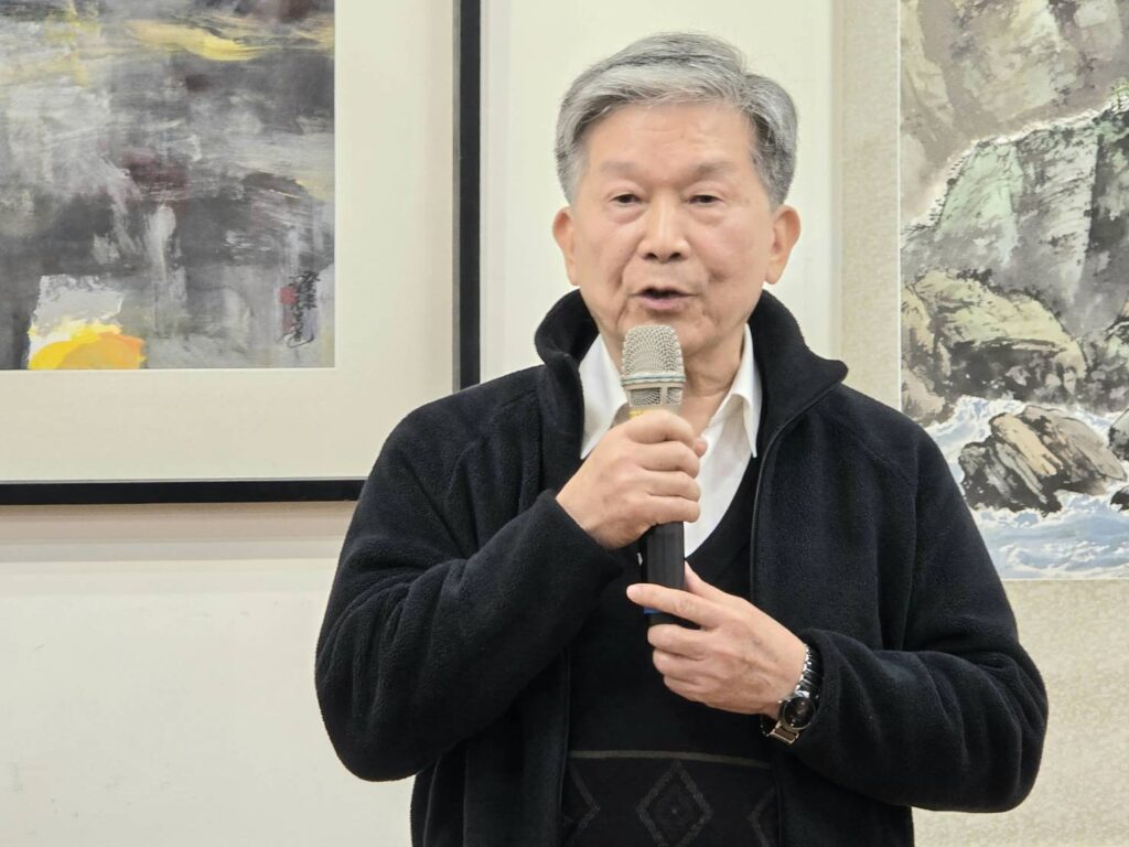 ▲臺藝大美術學院榮譽教授羅振賢致詞時指出，他對楊企霞處理會務及藝術創作的付出給予正面的讚賞，對張進勇在水墨山水畫的獨出一格的技法，開創出當代藝術的路徑亦表讚賞。（記者 詹佳綺/攝）