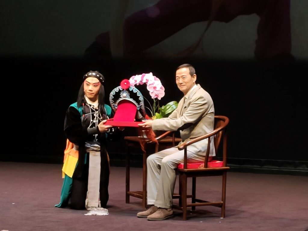 當代傳奇劇場藝術總監吳興國（右）將「倒纓盔」贈予結業習藝生李軒綸。（記者 陳安婷/攝）