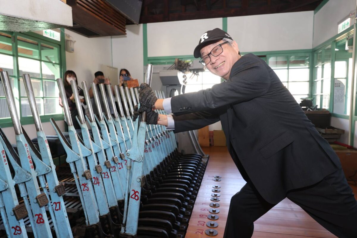 文化部長李遠帶路  搭乘百年鐵道體驗城市紋理  閱讀港都百大文化基地