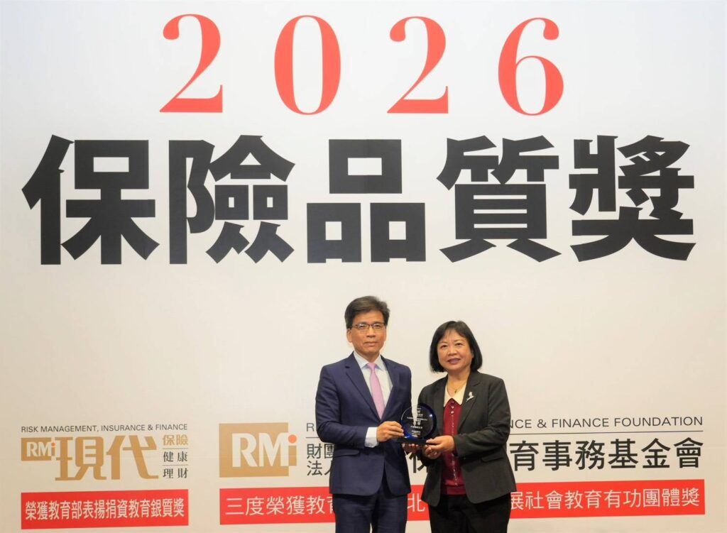 ▲中華郵政公司榮獲「2026保險品質獎」，由協理簡詠涵（右）代表領獎，接受金管會主委彭金隆（左）頒獎。（圖/中華郵政 提供）