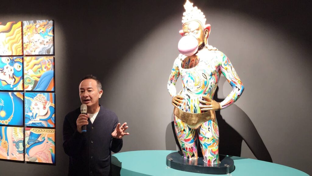 ▲才仁•夏爾帕為他展出的作品進行導覽與說明,令觀者眼界大開。(記者 辛澎祥/攝)