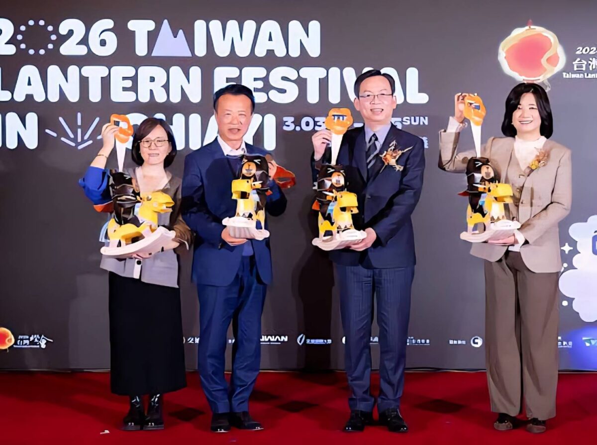 2026台灣燈會主燈  光沐—世界的阿里山及小提燈喔熊馬抵嘉  搶先與大家見面  馬年歡樂迎新春