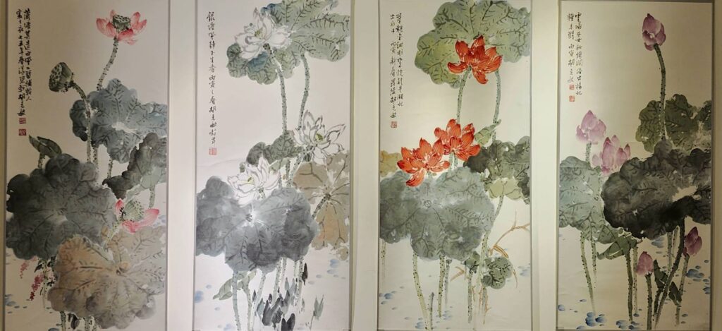 ▲彩荷與墨荷的筆墨描繪，讓胡克敏的創作質感，在優美的畫境中連結心境，彰顯出天人合一的質樸美感。（記者 詹佳綺/攝）