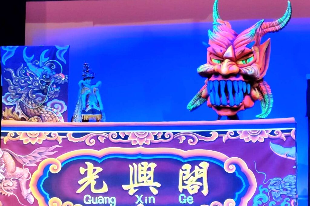 光興閣掌中劇團的精彩演出片段。(記者 陳安婷/攝)