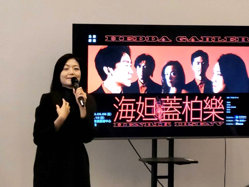晃晃跨幅町團長王榆鈞介紹《海妲．蓋柏勒》。（記者 陳安婷/攝）