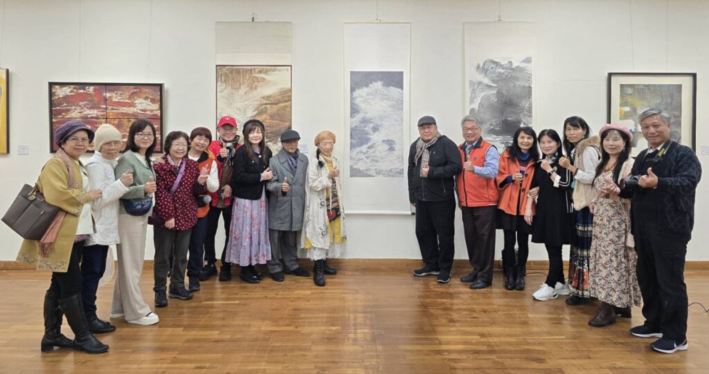 ▲開幕式上師長、學生與親朋好友前來道賀，場面溫馨，交流熱絡。（記者 詹佳綺/攝）
