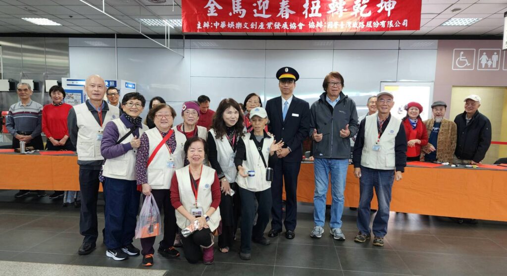 ▲臺鐡文化志工隊的志工們開心的與全體書畫老師合影留念，見證了馬年開春的喜氣與運勢。（圖/大媒體新聞網 提供）