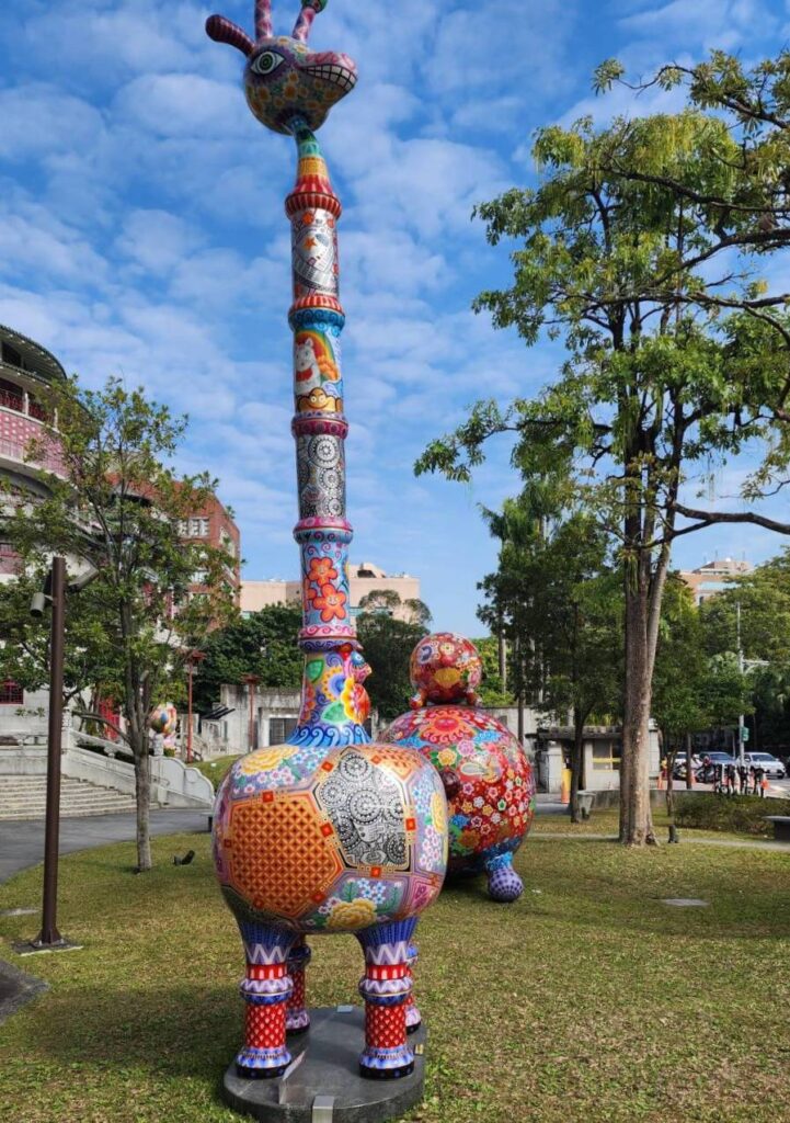 ▲高聳入雲的雕塑品，是洪易自我挑展的藝術創作，必然成為關注焦點。（記者 辛澎祥/攝）