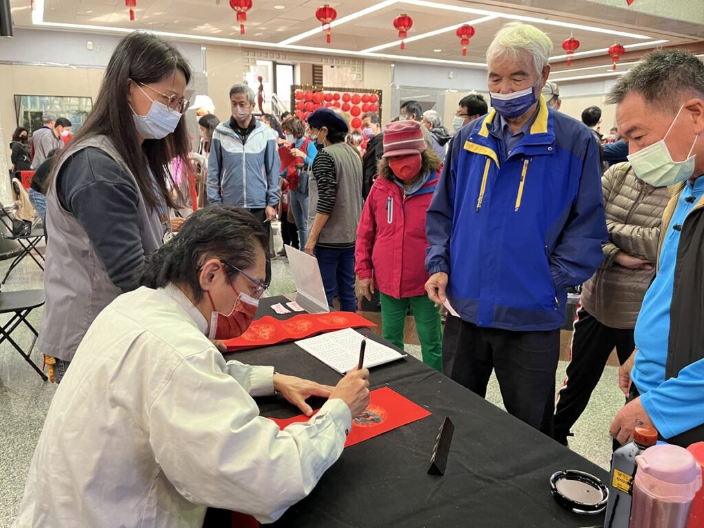 港區藝術中心舉辦「馬躍新春 富貴平安—2026新春揮毫」活動，邀請市民朋友一同迎接新春佳節。（圖/文化局提供）
