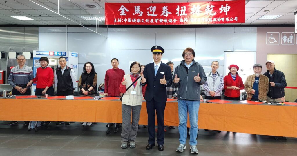 ▲「金馬迎春 扭轉乾坤-名家寫春聯賀新年」活動，主協辦單位國營臺鐡文化志工隊隊長俞秋苓（左起）國營臺鐡公司臺北站站長何彬豪與協會理事長辛澎祥與揮豪書畫老師合影留念。（圖/大媒體新聞網 提供）