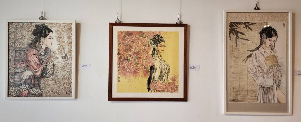 ▲黃中泰老師以京劇人物的仕女風情為創作主體，展現了特有的藝術風格，猶在工筆畫的表現技藝中有著超越性的筆觸內涵，相當讓人驚豔。（記者 詹佳綺/攝）