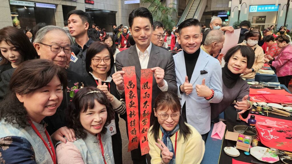 ▲在張炳煌會長（左二）的陪同下，蔣萬安市長（中）與戴錫欽議長持春聯與書畫老師們開心合影留念，場面歡樂無限。（記者 詹佳綺/攝）